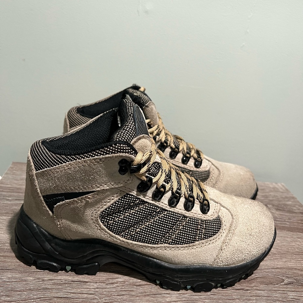 Bearpaw Womens Hiking Boots size: 8.5